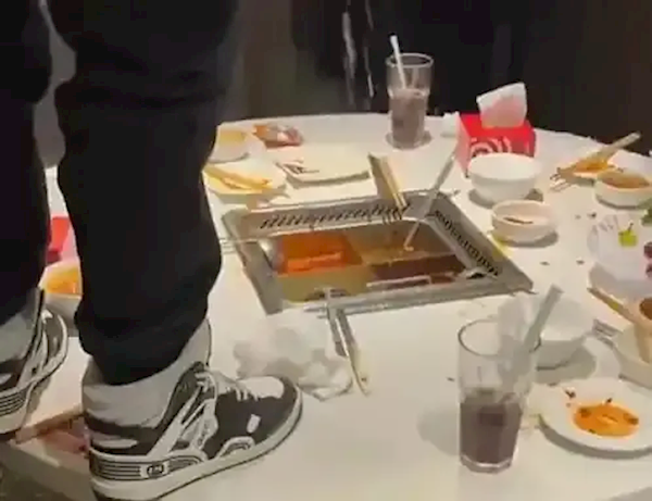 海底捞小便事件涉案者父母判赔220万引热议：《人民日报》锐评称应尊重社会公德