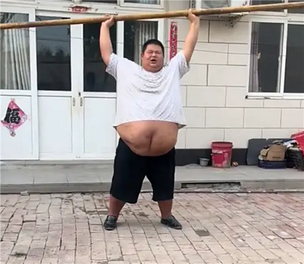 靠吃播年入300多万！350多斤吃播大胃王良子走红 胃袋占150多斤：不能再吃了